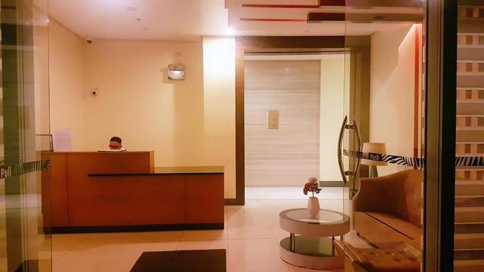 One Palm Tree Villas Condo Across Naia Terminal 3 Manila Exterior photo